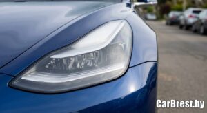 Крупный план светодиодной фары электромобиля Тесла Модел 3