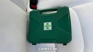 Автомобильная аптечка белорусская на заднем сиденье авто