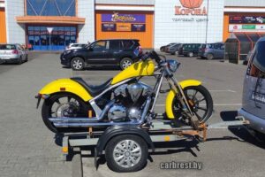 Мотоцикл Хонда закрепленный на автоприцепе